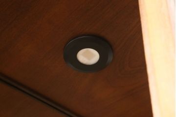 キャビネットをリペア&カスタム!背面の形状に合わせてミラーを取り付け、バランスを見てつまみも取り付け。内部天井にLEDライト、扉部分にマグネットキャッチ、脚裏にフェルトを取り付け。(ガラスケース、ショーケース、飾り棚、陳列棚、店舗什器)