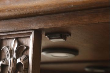 キャビネットをリペア&カスタム!背面の形状に合わせてミラーを取り付け、バランスを見てつまみも取り付け。内部天井にLEDライト、扉部分にマグネットキャッチ、脚裏にフェルトを取り付け。(ガラスケース、ショーケース、飾り棚、陳列棚、店舗什器)