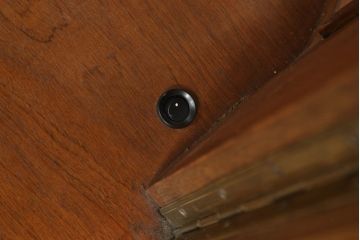 キャビネットをリペア&カスタム!背面の形状に合わせてミラーを取り付け、バランスを見てつまみも取り付け。内部天井にLEDライト、扉部分にマグネットキャッチ、脚裏にフェルトを取り付け。(ガラスケース、ショーケース、飾り棚、陳列棚、店舗什器)