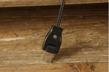 キャビネットをリペア&カスタム!背面の形状に合わせてミラーを取り付け、バランスを見てつまみも取り付け。内部天井にLEDライト、扉部分にマグネットキャッチ、脚裏にフェルトを取り付け。(ガラスケース、ショーケース、飾り棚、陳列棚、店舗什器)