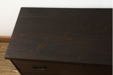 箪笥ローボードをリペア&カスタム!金具、天板を取り付け、本体は現状をベースにして1トーン程落ち着いた色味に着色し、修繕箇所は本体と馴染むよう仕上げ。(ローチェスト、引き出し、タンス)