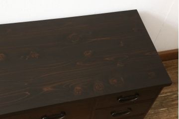 箪笥ローボードをリペア&カスタム!金具、天板を取り付け、本体は現状をベースにして1トーン程落ち着いた色味に着色し、修繕箇所は本体と馴染むよう仕上げ。(ローチェスト、引き出し、タンス)