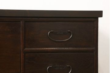 箪笥ローボードをリペア&カスタム!金具、天板を取り付け、本体は現状をベースにして1トーン程落ち着いた色味に着色し、修繕箇所は本体と馴染むよう仕上げ。(ローチェスト、引き出し、タンス)