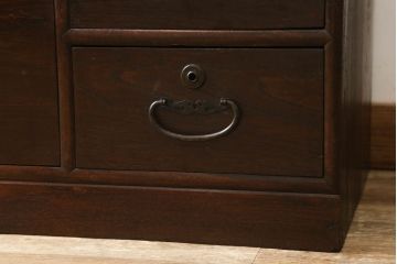 箪笥ローボードをリペア&カスタム!金具、天板を取り付け、本体は現状をベースにして1トーン程落ち着いた色味に着色し、修繕箇所は本体と馴染むよう仕上げ。(ローチェスト、引き出し、タンス)