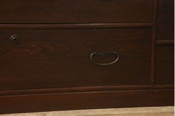 箪笥ローボードをリペア&カスタム!金具、天板を取り付け、本体は現状をベースにして1トーン程落ち着いた色味に着色し、修繕箇所は本体と馴染むよう仕上げ。(ローチェスト、引き出し、タンス)
