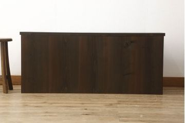 箪笥ローボードをリペア&カスタム!金具、天板を取り付け、本体は現状をベースにして1トーン程落ち着いた色味に着色し、修繕箇所は本体と馴染むよう仕上げ。(ローチェスト、引き出し、タンス)
