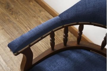 回転椅子をリペア&カスタム!ご希望の生地に張り替え、鋲とブレードを取り付け。本体は現状をベースにして1トーン程落ち着いた色味に着色。(ドクターチェア、デスクチェア、回転イス、アームチェア)