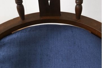 回転椅子をリペア&カスタム!ご希望の生地に張り替え、鋲とブレードを取り付け。本体は現状をベースにして1トーン程落ち着いた色味に着色。(ドクターチェア、デスクチェア、回転イス、アームチェア)
