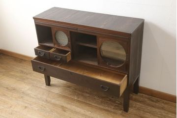 テレビ台をリペア&カスタム!大きい丸窓はクリアガラス、小さい丸窓は変わり花菱模様ガラスを取り付け。木製脚を取り付け、本体は現状をベースにして1トーン程落ち着いた色味に着色し、修繕箇所は本体と馴染むよう仕上げ。(テレビボード、サイドボード、ローボード、丸窓付き)