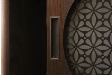 テレビ台をリペア&カスタム!大きい丸窓はクリアガラス、小さい丸窓は変わり花菱模様ガラスを取り付け。木製脚を取り付け、本体は現状をベースにして1トーン程落ち着いた色味に着色し、修繕箇所は本体と馴染むよう仕上げ。(テレビボード、サイドボード、ローボード、丸窓付き)