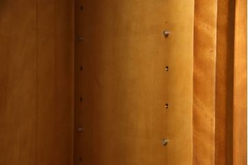 サイドボードをリペア&カスタム!当店商品を参考に台輪を製作。本体は現状をベースにして1トーン程落ち着いた色味に着色し、台輪は本体に馴染むよう着色仕上げ。(キャビネット、収納棚、戸棚、飾り棚、カップボード)