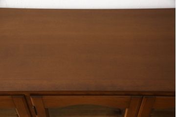 サイドボードをリペア&カスタム!当店商品を参考に台輪を製作。本体は現状をベースにして1トーン程落ち着いた色味に着色し、台輪は本体に馴染むよう着色仕上げ。(キャビネット、収納棚、戸棚、飾り棚、カップボード)