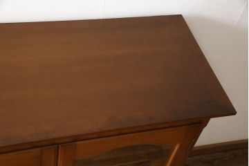 サイドボードをリペア&カスタム!当店商品を参考に台輪を製作。本体は現状をベースにして1トーン程落ち着いた色味に着色し、台輪は本体に馴染むよう着色仕上げ。(キャビネット、収納棚、戸棚、飾り棚、カップボード)