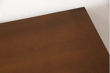 サイドボードをリペア&カスタム!当店商品を参考に台輪を製作。本体は現状をベースにして1トーン程落ち着いた色味に着色し、台輪は本体に馴染むよう着色仕上げ。(キャビネット、収納棚、戸棚、飾り棚、カップボード)
