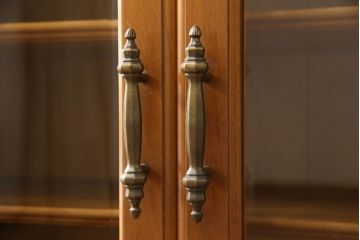 サイドボードをリペア&カスタム!当店商品を参考に台輪を製作。本体は現状をベースにして1トーン程落ち着いた色味に着色し、台輪は本体に馴染むよう着色仕上げ。(キャビネット、収納棚、戸棚、飾り棚、カップボード)