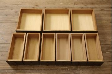 C型食器棚をリペア&カスタム!ガラスをクリアのアクリルへ交換。本体は現状をベースにして1トーン程落ち着いた色味に着色し、修繕箇所は本体と馴染むよう仕上げ。(飾り棚、収納棚、キャビネット、カップボード)
