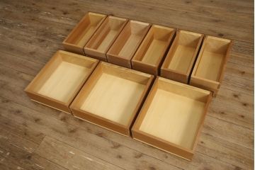 C型食器棚をリペア&カスタム!ガラスをクリアのアクリルへ交換。本体は現状をベースにして1トーン程落ち着いた色味に着色し、修繕箇所は本体と馴染むよう仕上げ。(飾り棚、収納棚、キャビネット、カップボード)