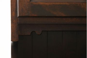 C型食器棚をリペア&カスタム!ガラスをクリアのアクリルへ交換。本体は現状をベースにして1トーン程落ち着いた色味に着色し、修繕箇所は本体と馴染むよう仕上げ。(飾り棚、収納棚、キャビネット、カップボード)