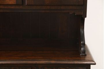 C型食器棚をリペア&カスタム!ガラスをクリアのアクリルへ交換。本体は現状をベースにして1トーン程落ち着いた色味に着色し、修繕箇所は本体と馴染むよう仕上げ。(飾り棚、収納棚、キャビネット、カップボード)