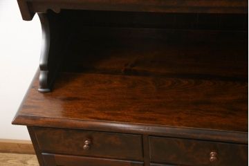 C型食器棚をリペア&カスタム!ガラスをクリアのアクリルへ交換。本体は現状をベースにして1トーン程落ち着いた色味に着色し、修繕箇所は本体と馴染むよう仕上げ。(飾り棚、収納棚、キャビネット、カップボード)