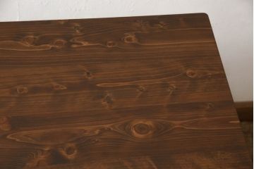 ミシンの鉄脚をリペア&カスタム!当店商品を参考に厚24mmのヒノキ材の天板を取り付け。天板はマホガニーのような濃い飴色にステイン仕上げ、本体はマットブラックにペイント。(ミシンテーブル、ミシン台、ミシン脚、カフェテーブル)