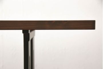 ミシンの鉄脚をリペア&カスタム!当店商品を参考に厚24mmのヒノキ材の天板を取り付け。天板はマホガニーのような濃い飴色にステイン仕上げ、本体はマットブラックにペイント。(ミシンテーブル、ミシン台、ミシン脚、カフェテーブル)
