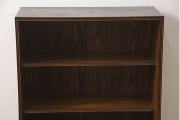 収納棚をリペア&カスタム!既存のガラスをクリアガラスに交換し、天板の傷みがある箇所は新材で埋めてから着色。木部は現状の品物に合わせて1トーン程落ち着いた色に着色し、内部は本体と色合わせ。(ガラス戸棚、食器棚、飾り棚、キャビネット)