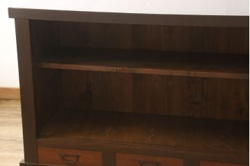 サイドボードをリペア&カスタム!当店の商品を参考に鉄脚を製作し取り付け。木部は現状の品物に合わせて1トーン程落ち着いた色に着色し、修繕箇所は本体と馴染むよう仕上げ。(水屋箪笥、収納棚、戸棚、サイドボード)
