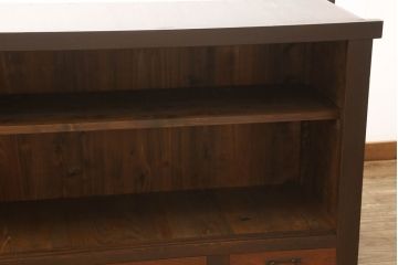 サイドボードをリペア&カスタム!当店の商品を参考に鉄脚を製作し取り付け。木部は現状の品物に合わせて1トーン程落ち着いた色に着色し、修繕箇所は本体と馴染むよう仕上げ。(水屋箪笥、収納棚、戸棚、サイドボード)