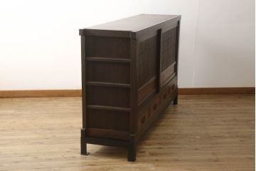 サイドボードをリペア&カスタム!当店の商品を参考に鉄脚を製作し取り付け。木部は現状の品物に合わせて1トーン程落ち着いた色に着色し、修繕箇所は本体と馴染むよう仕上げ。(水屋箪笥、収納棚、戸棚、サイドボード)