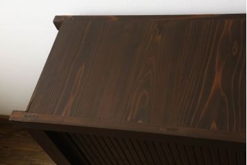 サイドボードをリペア&カスタム!当店の商品を参考に鉄脚を製作し取り付け。木部は現状の品物に合わせて1トーン程落ち着いた色に着色し、修繕箇所は本体と馴染むよう仕上げ。(水屋箪笥、収納棚、戸棚、サイドボード)