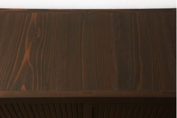 サイドボードをリペア&カスタム!当店の商品を参考に鉄脚を製作し取り付け。木部は現状の品物に合わせて1トーン程落ち着いた色に着色し、修繕箇所は本体と馴染むよう仕上げ。(水屋箪笥、収納棚、戸棚、サイドボード)