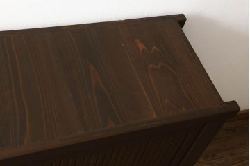 サイドボードをリペア&カスタム!当店の商品を参考に鉄脚を製作し取り付け。木部は現状の品物に合わせて1トーン程落ち着いた色に着色し、修繕箇所は本体と馴染むよう仕上げ。(水屋箪笥、収納棚、戸棚、サイドボード)