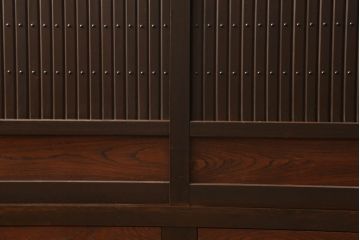サイドボードをリペア&カスタム!当店の商品を参考に鉄脚を製作し取り付け。木部は現状の品物に合わせて1トーン程落ち着いた色に着色し、修繕箇所は本体と馴染むよう仕上げ。(水屋箪笥、収納棚、戸棚、サイドボード)
