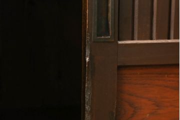 サイドボードをリペア&カスタム!当店の商品を参考に鉄脚を製作し取り付け。木部は現状の品物に合わせて1トーン程落ち着いた色に着色し、修繕箇所は本体と馴染むよう仕上げ。(水屋箪笥、収納棚、戸棚、サイドボード)