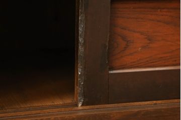 サイドボードをリペア&カスタム!当店の商品を参考に鉄脚を製作し取り付け。木部は現状の品物に合わせて1トーン程落ち着いた色に着色し、修繕箇所は本体と馴染むよう仕上げ。(水屋箪笥、収納棚、戸棚、サイドボード)