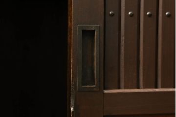 サイドボードをリペア&カスタム!当店の商品を参考に鉄脚を製作し取り付け。木部は現状の品物に合わせて1トーン程落ち着いた色に着色し、修繕箇所は本体と馴染むよう仕上げ。(水屋箪笥、収納棚、戸棚、サイドボード)
