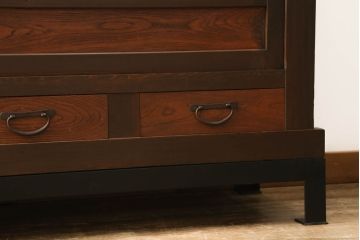 サイドボードをリペア&カスタム!当店の商品を参考に鉄脚を製作し取り付け。木部は現状の品物に合わせて1トーン程落ち着いた色に着色し、修繕箇所は本体と馴染むよう仕上げ。(水屋箪笥、収納棚、戸棚、サイドボード)