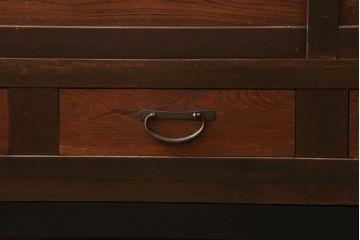 サイドボードをリペア&カスタム!当店の商品を参考に鉄脚を製作し取り付け。木部は現状の品物に合わせて1トーン程落ち着いた色に着色し、修繕箇所は本体と馴染むよう仕上げ。(水屋箪笥、収納棚、戸棚、サイドボード)