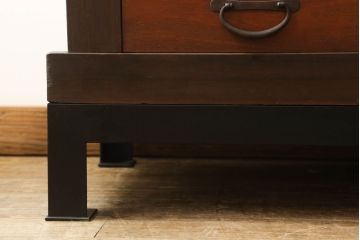 サイドボードをリペア&カスタム!当店の商品を参考に鉄脚を製作し取り付け。木部は現状の品物に合わせて1トーン程落ち着いた色に着色し、修繕箇所は本体と馴染むよう仕上げ。(水屋箪笥、収納棚、戸棚、サイドボード)