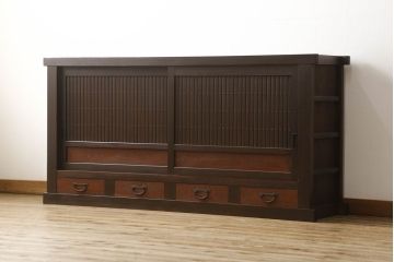 サイドボードをリペア&カスタム!当店の商品を参考に鉄脚を製作し取り付け。木部は現状の品物に合わせて1トーン程落ち着いた色に着色し、修繕箇所は本体と馴染むよう仕上げ。(水屋箪笥、収納棚、戸棚、サイドボード)