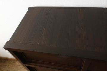 重ね箪笥をリペア&カスタム!棚板2枚製作し棚内部を2等分する位置に取り付け。本体は現状をベースにして1トーン程落ち着いた色味に着色。(関東水屋箪笥、収納棚、茶棚、キャビネット、食器棚)