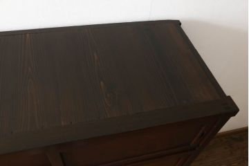 重ね箪笥をリペア&カスタム!棚板2枚製作し棚内部を2等分する位置に取り付け。本体は現状をベースにして1トーン程落ち着いた色味に着色。(関東水屋箪笥、収納棚、茶棚、キャビネット、食器棚)
