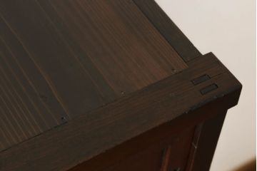 重ね箪笥をリペア&カスタム!棚板2枚製作し棚内部を2等分する位置に取り付け。本体は現状をベースにして1トーン程落ち着いた色味に着色。(関東水屋箪笥、収納棚、茶棚、キャビネット、食器棚)