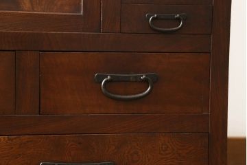 重ね箪笥をリペア&カスタム!棚板2枚製作し棚内部を2等分する位置に取り付け。本体は現状をベースにして1トーン程落ち着いた色味に着色。(関東水屋箪笥、収納棚、茶棚、キャビネット、食器棚)