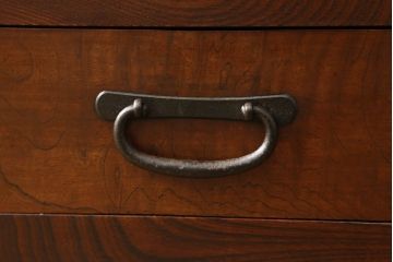 重ね箪笥をリペア&カスタム!棚板2枚製作し棚内部を2等分する位置に取り付け。本体は現状をベースにして1トーン程落ち着いた色味に着色。(関東水屋箪笥、収納棚、茶棚、キャビネット、食器棚)