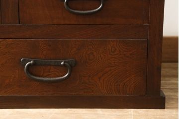 重ね箪笥をリペア&カスタム!棚板2枚製作し棚内部を2等分する位置に取り付け。本体は現状をベースにして1トーン程落ち着いた色味に着色。(関東水屋箪笥、収納棚、茶棚、キャビネット、食器棚)