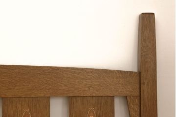 ベッドフレームをリペア&カスタム!ベッドフレームに合わせてすのこを新規製作。本体は現状をベースにして1トーン程落ち着いた色味に着色し、修繕箇所は本体と馴染むように。(木製ベッド)