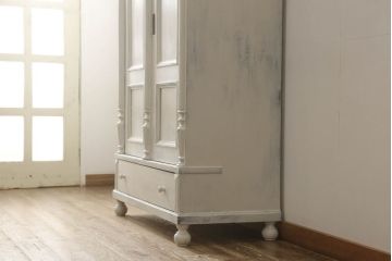 ワードローブをリペア&カスタム!木製脚 ・ハンガーポールを取り付け、開閉用の鍵を製作。既存の棚板は近しい色味で再着色し、本体はアンティークホワイトにペイント。(洋服タンス、収納棚、キャビネット、引き出し)