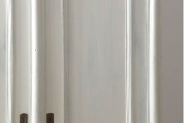 ワードローブをリペア&カスタム!木製脚 ・ハンガーポールを取り付け、開閉用の鍵を製作。既存の棚板は近しい色味で再着色し、本体はアンティークホワイトにペイント。(洋服タンス、収納棚、キャビネット、引き出し)